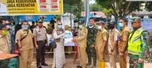 Cegah Covid19, Ike Mayasari Serahkan APD ke Puskesmas Tulung Selapan