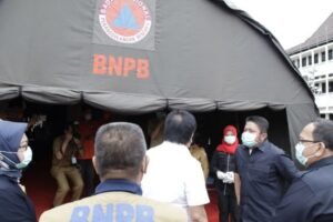 Tinjau Posko, Herman Deru Minta Petugas Lebih Aktif Monitor Perkembangan Covid-19