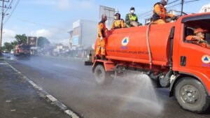 Putus Mata Rantai Covid 19, Polres Mura&nbsp; Semprotkan Disinfektan