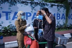 Pemkot Bagikan Masker dan Paket Sembako untuk&nbsp;Masyarakat Berpenghasilan Rendah