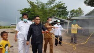 H. Boby Lakukan Penyemprotan Disinfektan di Desa Sungai Jeruju