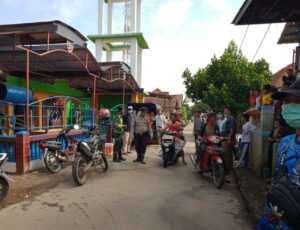 Warga Desa Kepur Gotong Royong Semprotkan Disinfektan