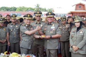 Gubernur Herman Deru Terima Penghargaan Karya Bhakti Peduli Satpol PP