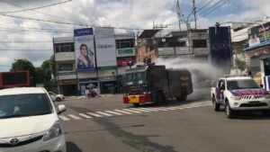 Personil Brimob Semprotkan Disinfektan di Jalanan Lubuklinggau
