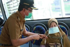 Tongkrongi Terminal, Harnojoyo Bagi Bagi Masker ke Warga
