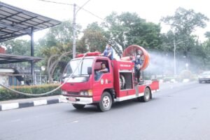 Ribuan Liter Disinfektan Disemprotkan di Jalan
