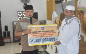 Gubernur Serahkan 400 Juta ke Masjid Nurul Huda Puding