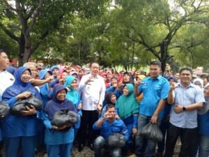 Pahlawan Kebersihan Pasukan Biru Dapat Sembako
