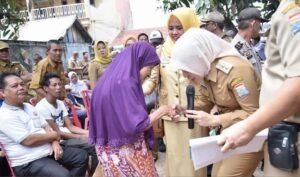 Beri Bantuan Alat Dapur, Fitri usulkan Perbaikan Rumah Korban Kebakaran