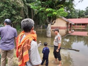 Terjunkan Personil, Polres Mura Bantu Evakuasi Korban Banjir
