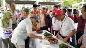 Gubernur Erzaldi Buka Kontes Buah Manggis di Pantai Tanjung Pendam