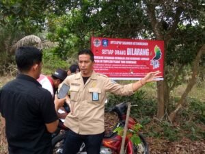 UPTD KPHP Pasang Spanduk Larangan Menempati Hutan Lindung