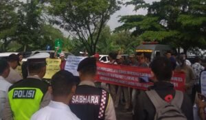 Datangi Kejati Sumsel, Puluhan Massa Minta Proyek Embung di PALI Diperiksa