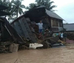 Satu Rumah di Bantaran Sungai Mulak Hanyut