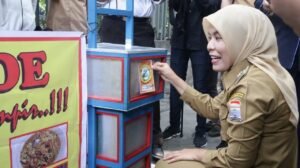 Wawako Palembang Dorong Pelaku Usaha Pasang Sertifikat dan Stiker POSS HA