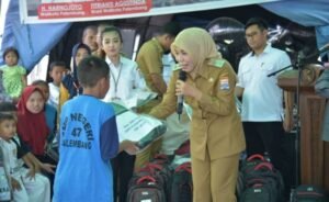Wawako Serahkan Bantuan Peralatan Sekolah untuk Korban Kebakaran