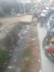 Tumpukan Sampah di Pasar Desa Baturusa Terkesan Dibiarkan