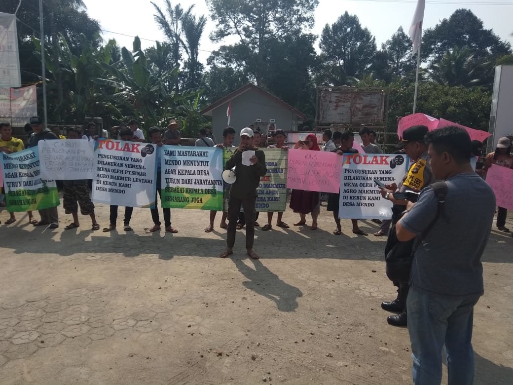 Puluhan Warga Demo Kantor Desa Mendo Barat, Ini Tuntutan Mereka - Beritamusi