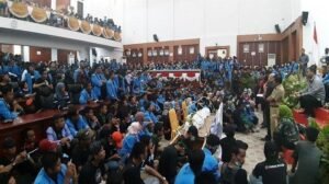 Mahasiswa Duduki Kantor DPRD Babel,&nbsp; Ini Tuntutan Mereka