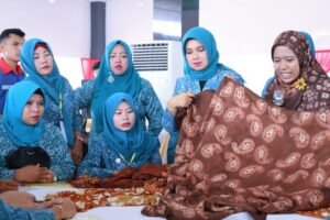 Gunakan Getah Gambir, PKK Muba Belajar Teknik dan Desain Motif Jumputan Gambo Muba