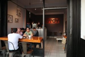 Cafe Otoy Pagaralam Mengajak Pengunjung Minum kopi Cara Indonesia
