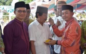 Bupati Bangka Suapi Wakil Gubernur dengan Makanan Khas Bangka