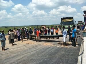 Puluhan Warga Desa Serigeni Blokade Jalan Tol