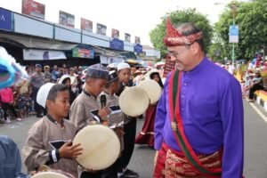 Gubernur Erzaldi Sambut Hangat Peserta Karnaval HUT RI