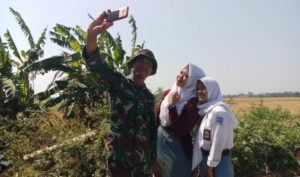 Menjadi Idola, Banyak Warga Minta "Selfi" Dengan Satgas TMMD