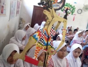 Tentara "Susupkan" Wayang Kulit ke Sekolah-sekolah