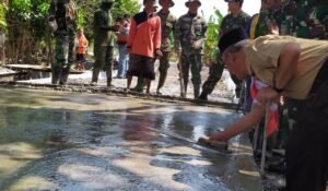 Bupati Demak Ikut "Ngecor" Jalan Bersama Satgas TMMD