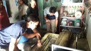 Sumur Warga Pagaralam Mengeluarkan Minyak Mentah