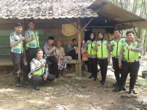 Sambangi Kediaman Nenek Maranti, Satlantas Polres OKU Berikan Sembako