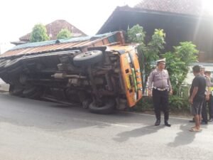 Tronton Bermuatan Bahan Baku Tisu Terguling di Pemukiman Warga