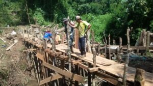 Tak Kunjung Diperbaiki, Warga Cawang Baru Bangun Saluran Irigasi dengan Swadaya