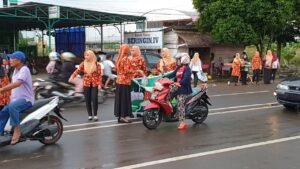 Aksi Sosial, DWP Muba Bagi Bagi Takjil