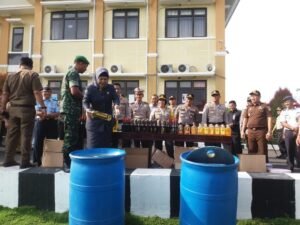 Kapolres dan Bupati OKU Musnahkan Ribuan Miras