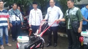 Pemkab Lahat Berikan Bantuan Alat Pertanian