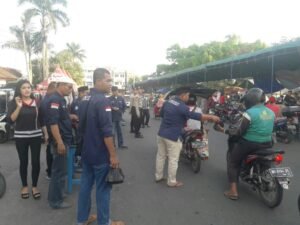 IWO OKU Bagikan Takjil kepada Tukang Ojek dan Juru Parkir