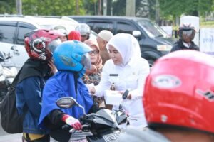 Jaga Tradisi, Wawako Palembang Bagikan Takjil di Lampu Merah