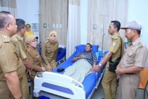 Kunjungi Anggota KPPS yang Sakit, Ini kata Wawako Palembang