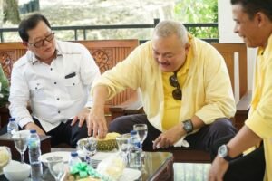 Kunjungi Muratara, Alex Noerdin Dijamu iwak Pindang dan Durian