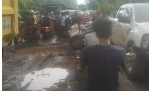 Jalan Kijang-SP Padang Rusak Parah