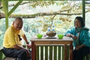 Bareng Istri Tercinta, Alex Santap Durian di Kebun Walikota Linggau
