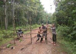 Kesal Jalan Rusak Akibat Angkutan Sawit, Warga Portal Jalan