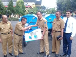 BSB Lahat Berikan Dua Unit Bentor Pengangkut Sampah