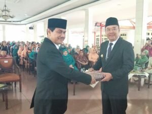 Marwan Serahkan Estafet Bupati Lahat ke Cik Ujang