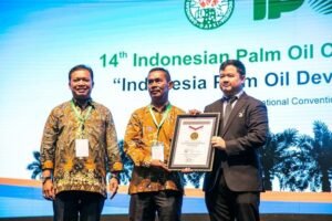 Jalankan Program Berkelanjutan, Petani Sawit ini Diganjar Penghargaan MURI