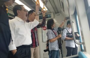 Pulang Kampung, Mantan Ketua KPK, Antasari Azhar Jajal LRT
