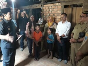 Bupati Lahat Salurkan KIS